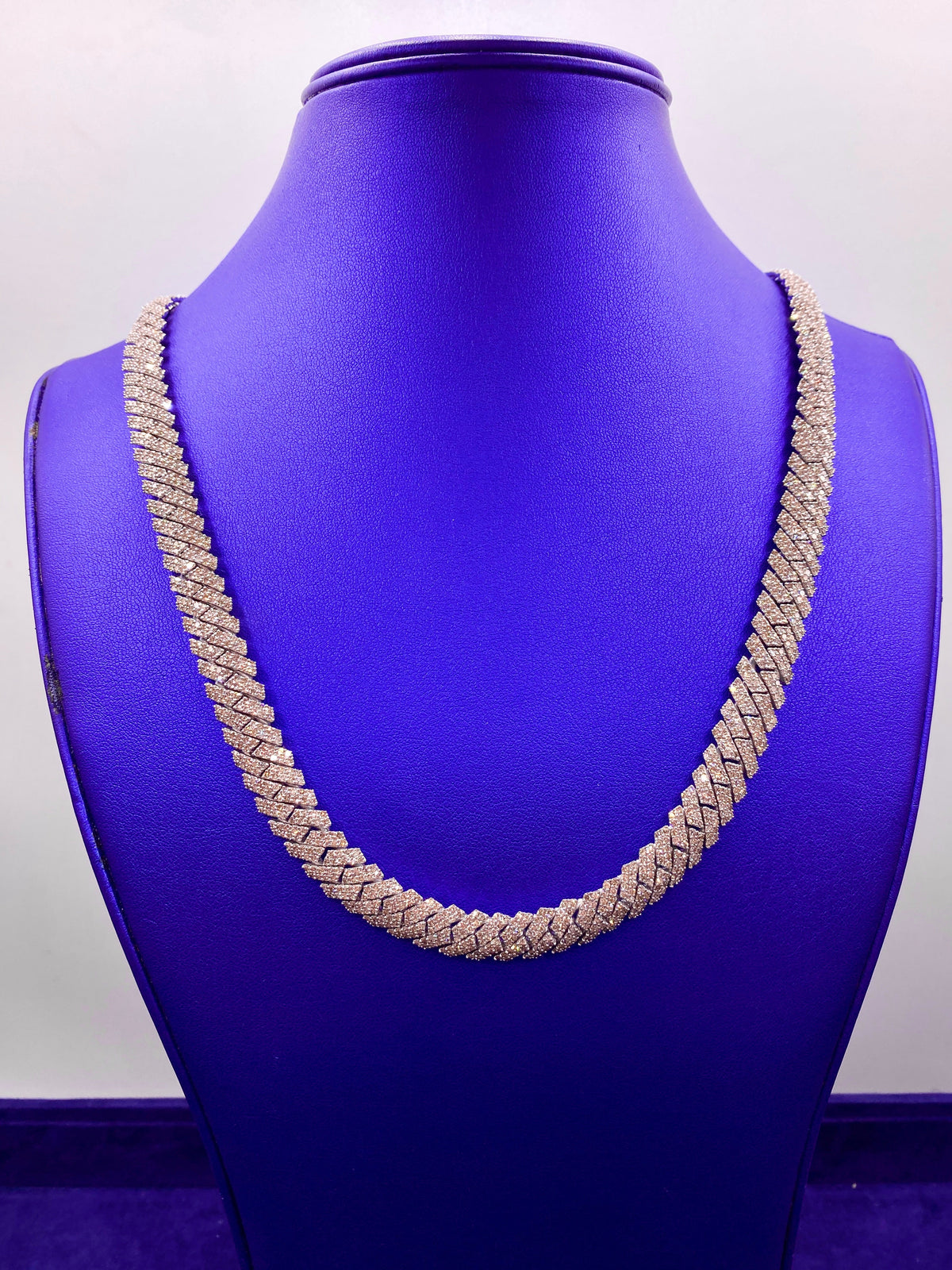 10K Gold 10.5mm Diamond Cuban Chain 22 in in white gold - close-up product photo