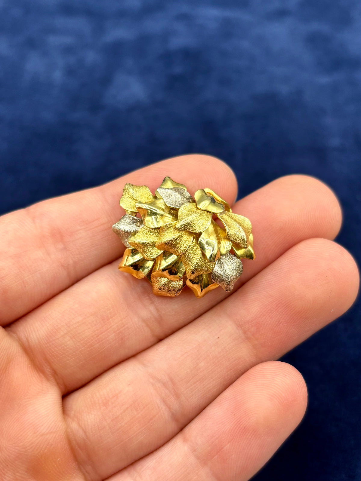 Vintage 18K Gold Estate Textured Leaf Pendant - additional product view 3
