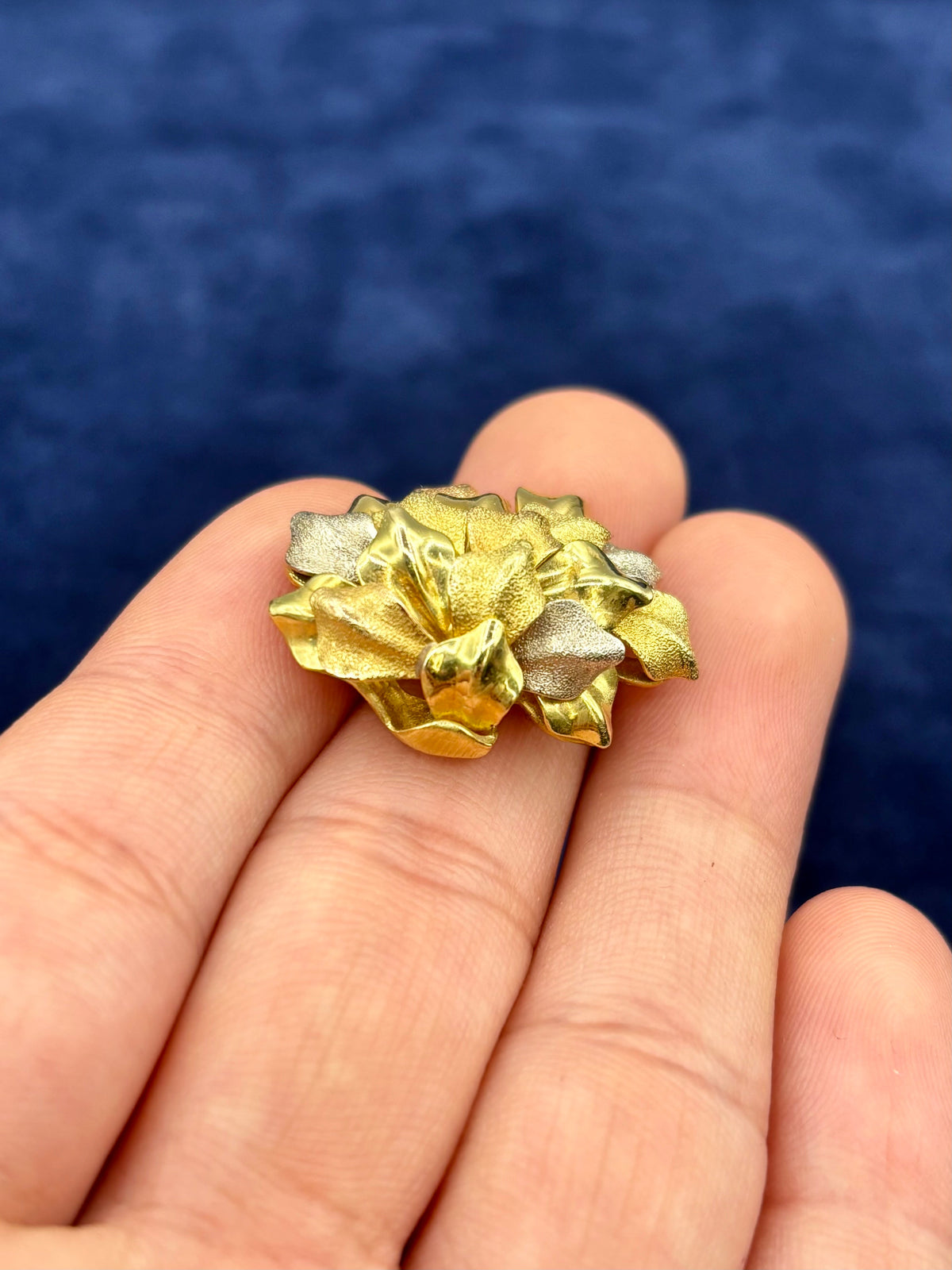 Vintage 18K Gold Estate Textured Leaf Pendant - additional product view 4