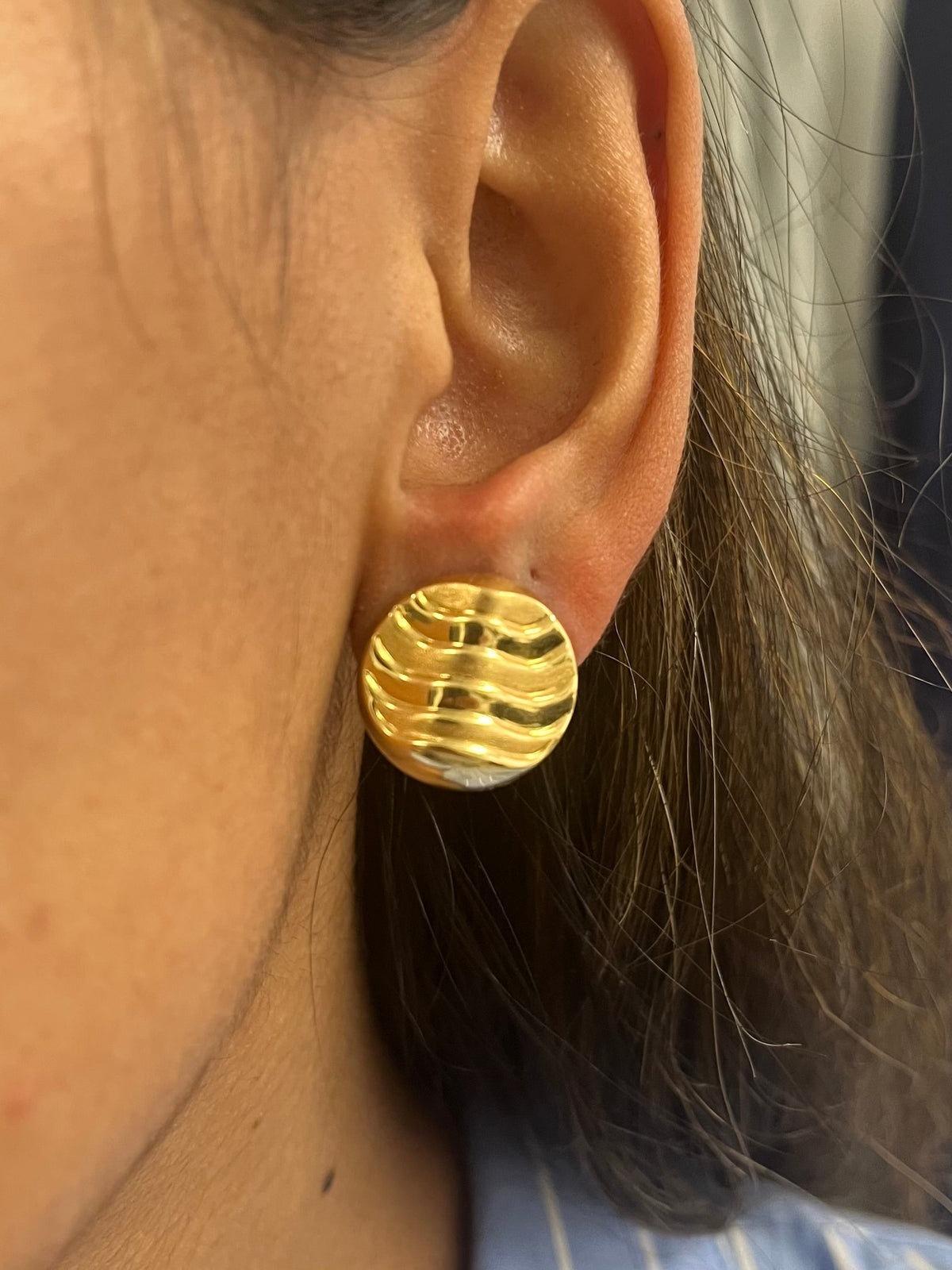 18K Gold Wavy Circle Earrings - additional product view 6