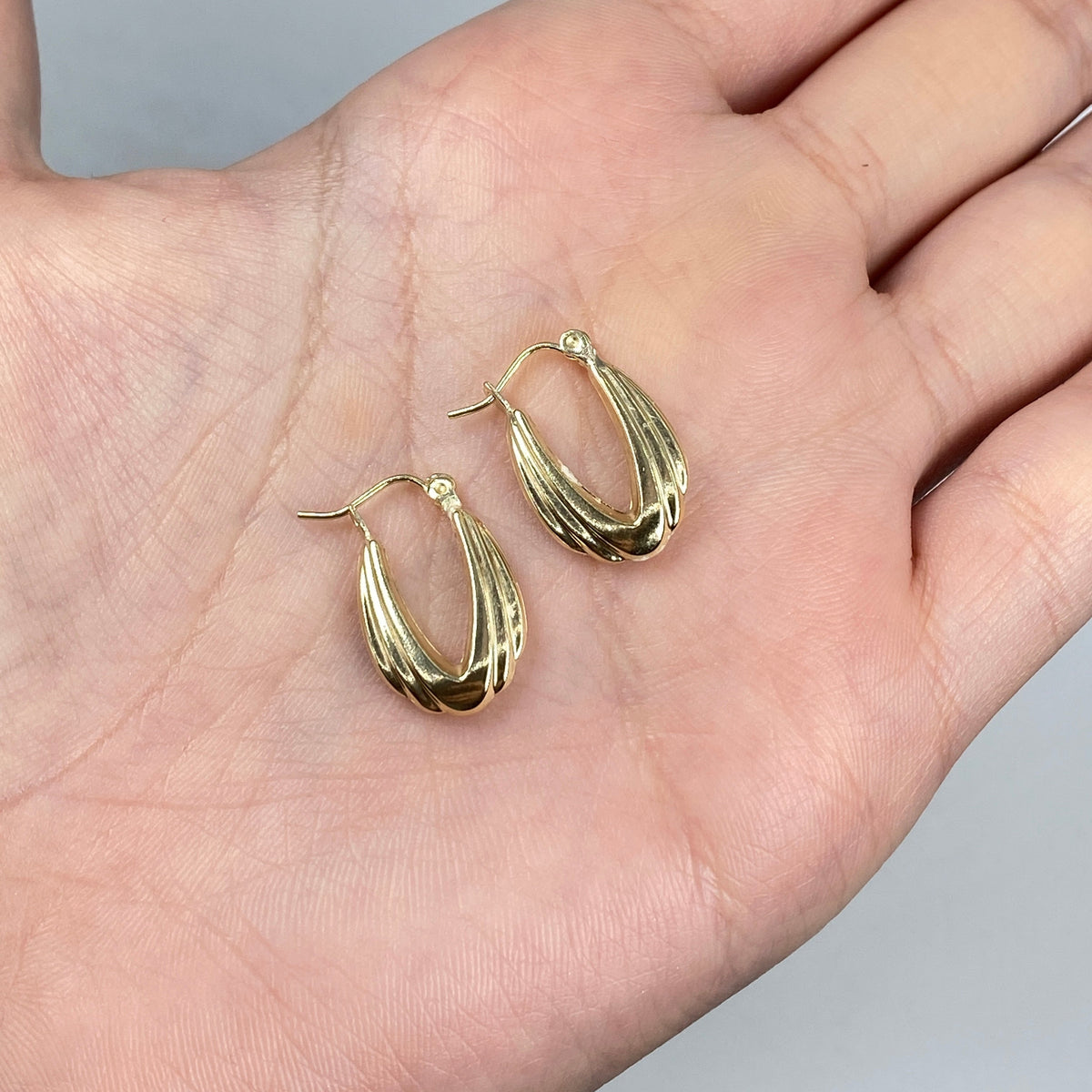 10K Gold Ribbon Oval Hoop Earrings - additional product view 4