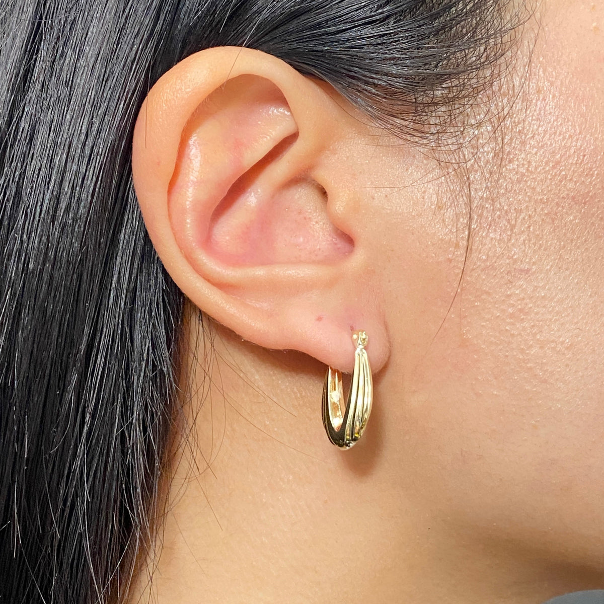10K Gold Ribbon Oval Hoop Earrings - additional product view 3