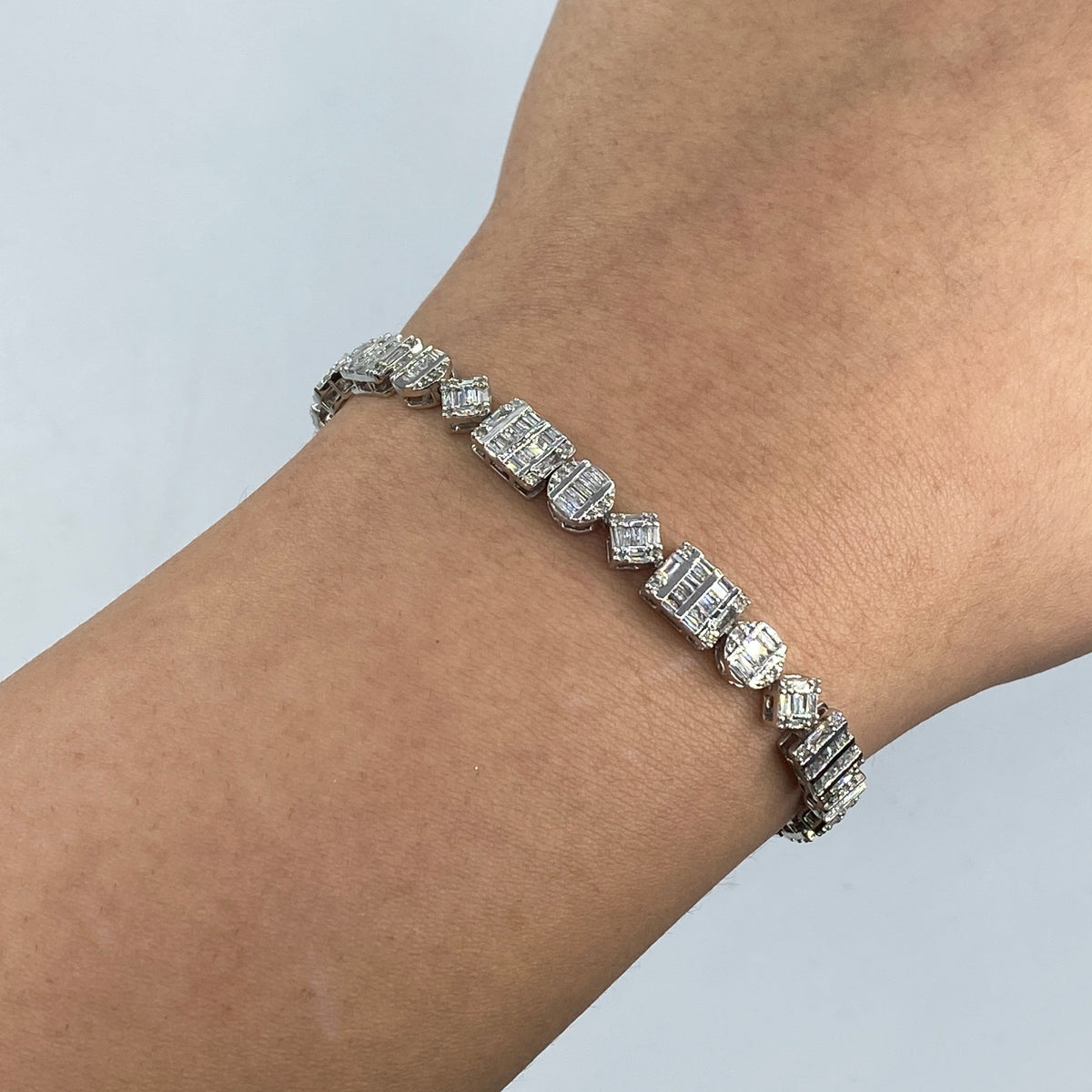 10K Gold 6mm Diamond Baguette Geometric Link Bracelet 8 in in white gold - close-up product photo