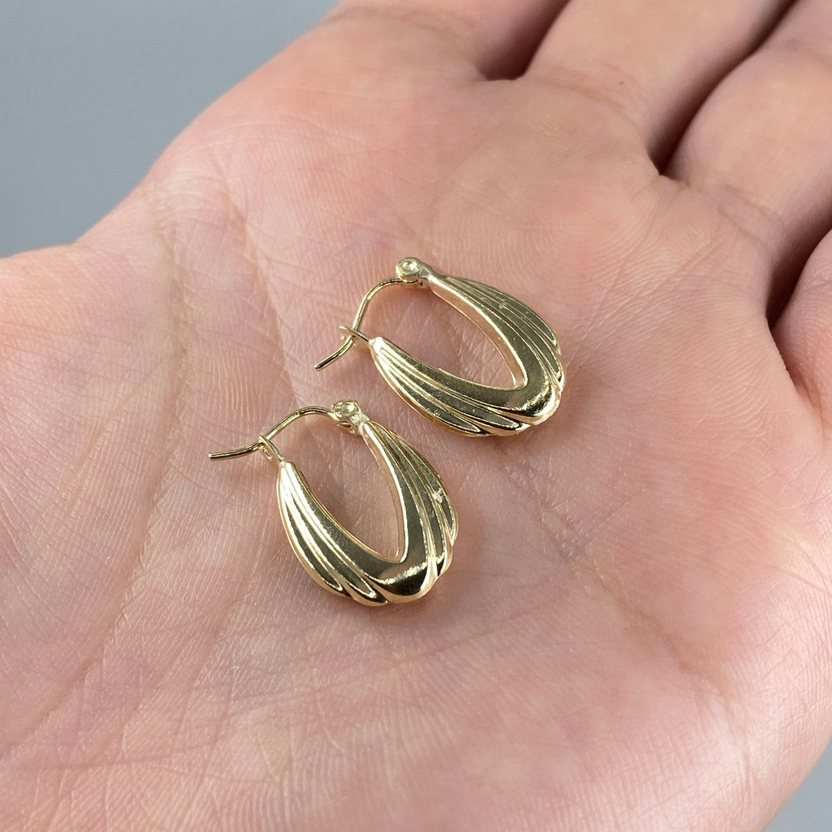 10K Gold Ribbon Oval Hoop Earrings - additional product view 2