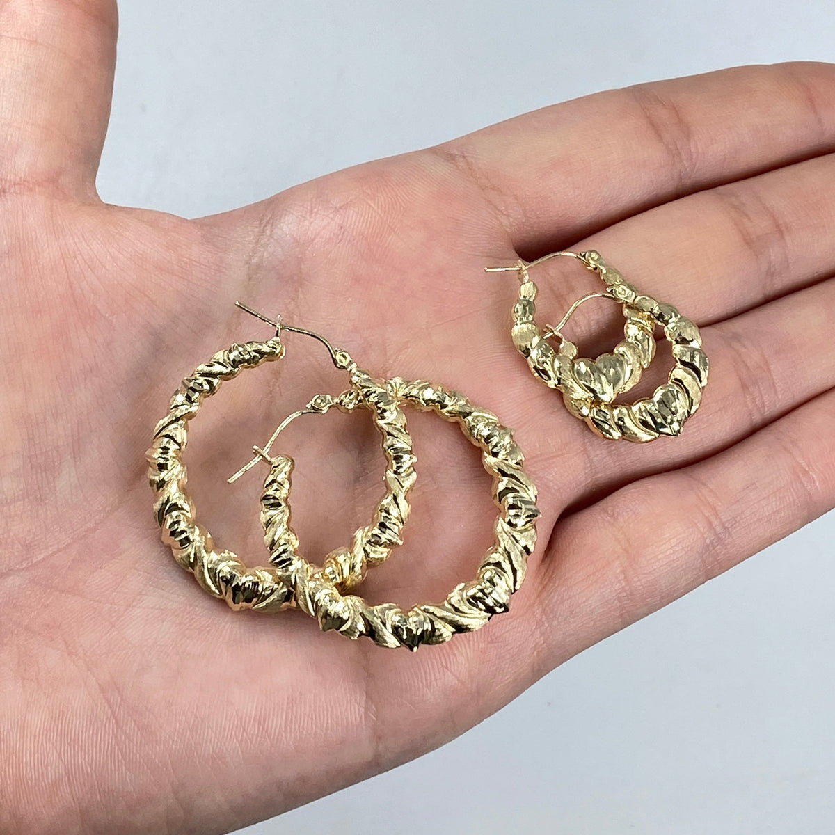 10K Gold Circle Puff Heart Hoop Earrings - additional product view 4