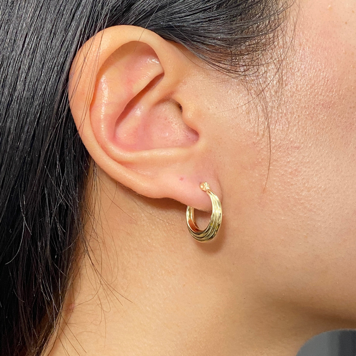 10K Gold Ribbon Circle Hoop Earrings - additional product view 3