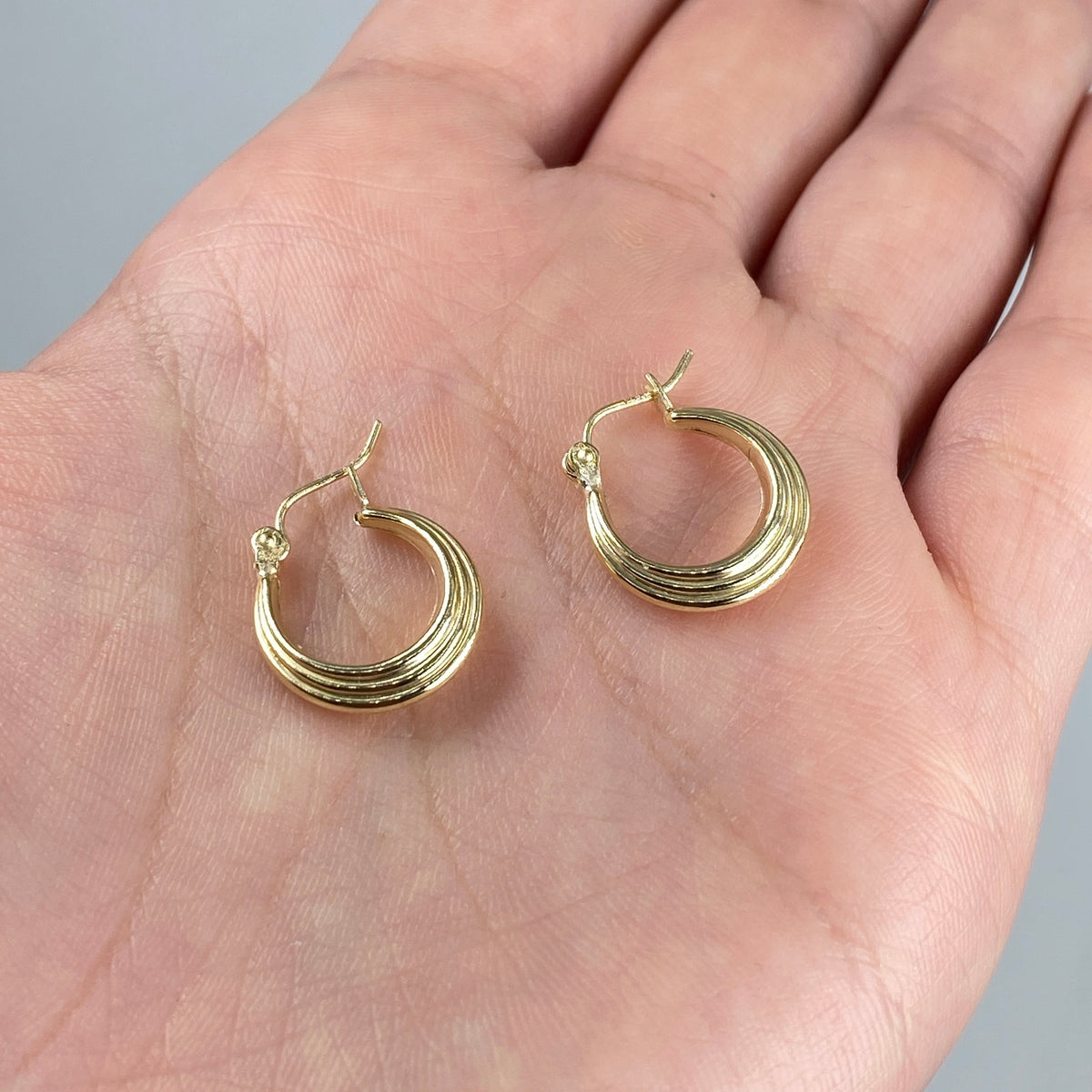 10K Gold Ribbon Circle Hoop Earrings - additional product view 2