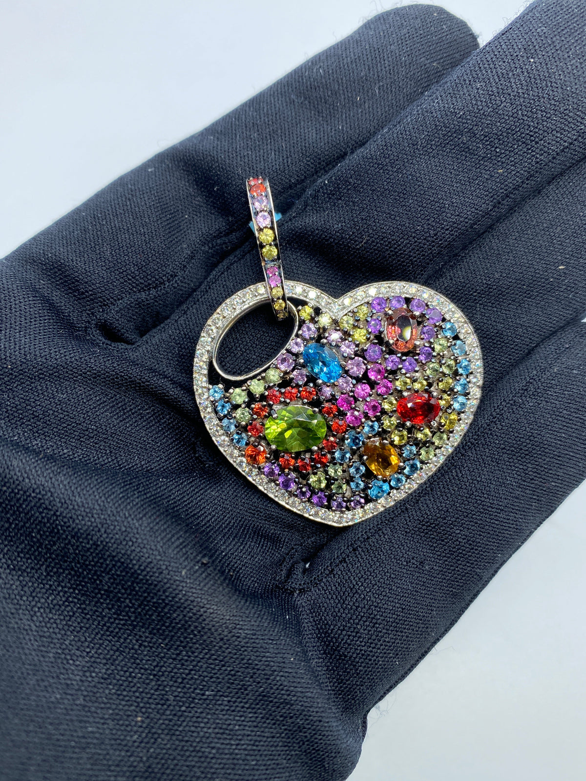 18K Gold Heart Diamond Pendant - additional product view 4