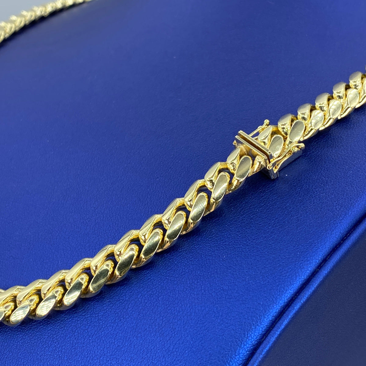 14K Gold 9.5mm Cuban Link Chain 22 in - additional product view 3