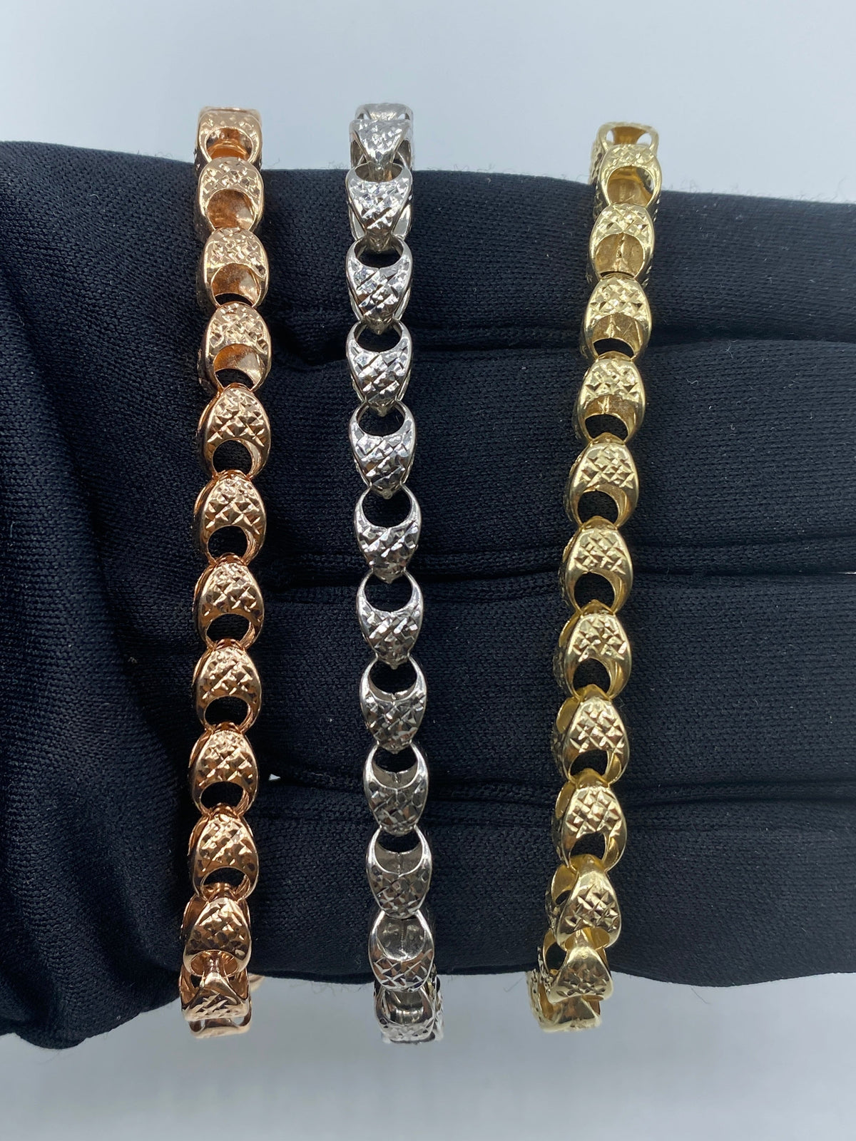 14K Gold 6mm Round Link Bracelet 7.5 in in yellow gold - close-up product photo
