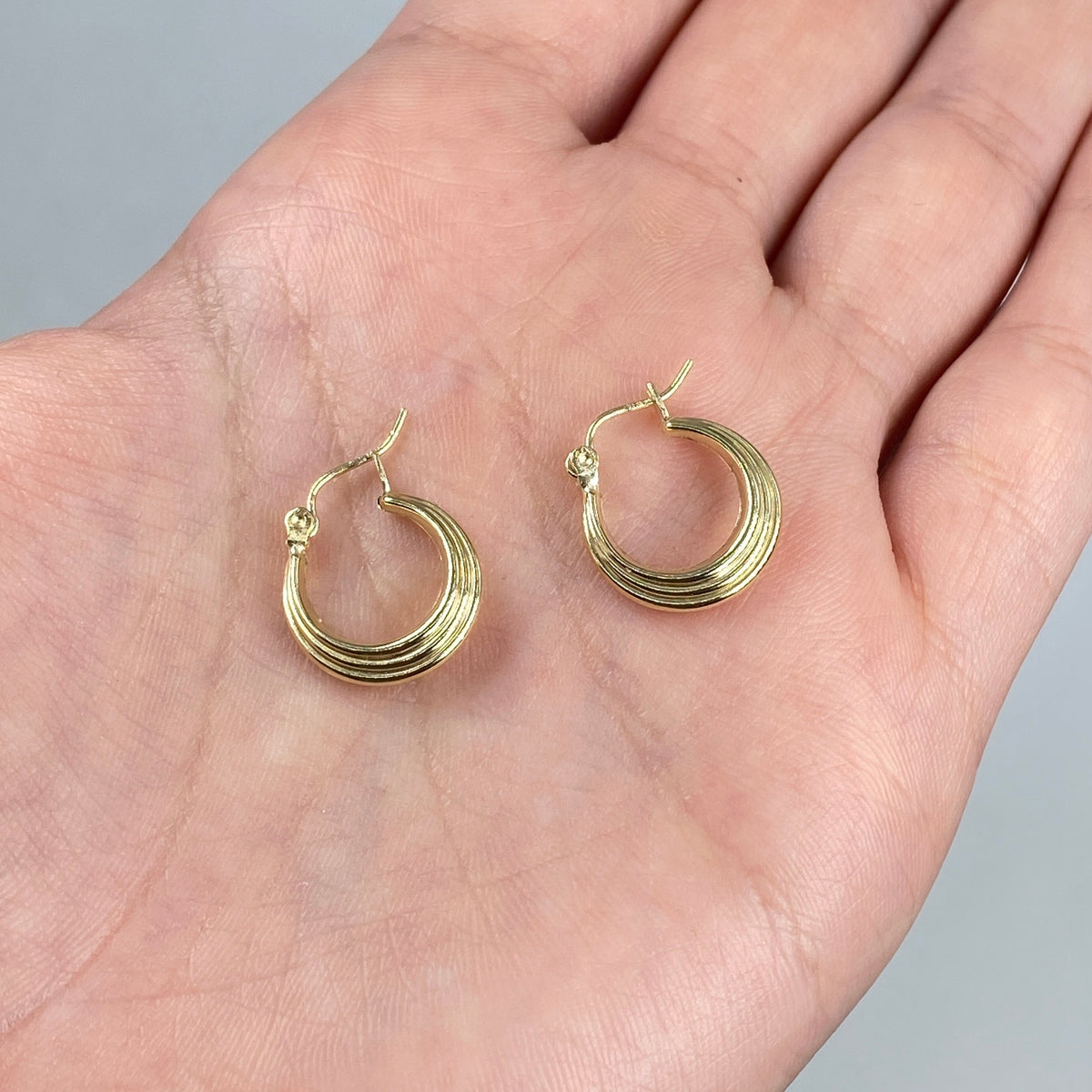 10K Gold Ribbon Circle Hoop Earrings - additional product view 4