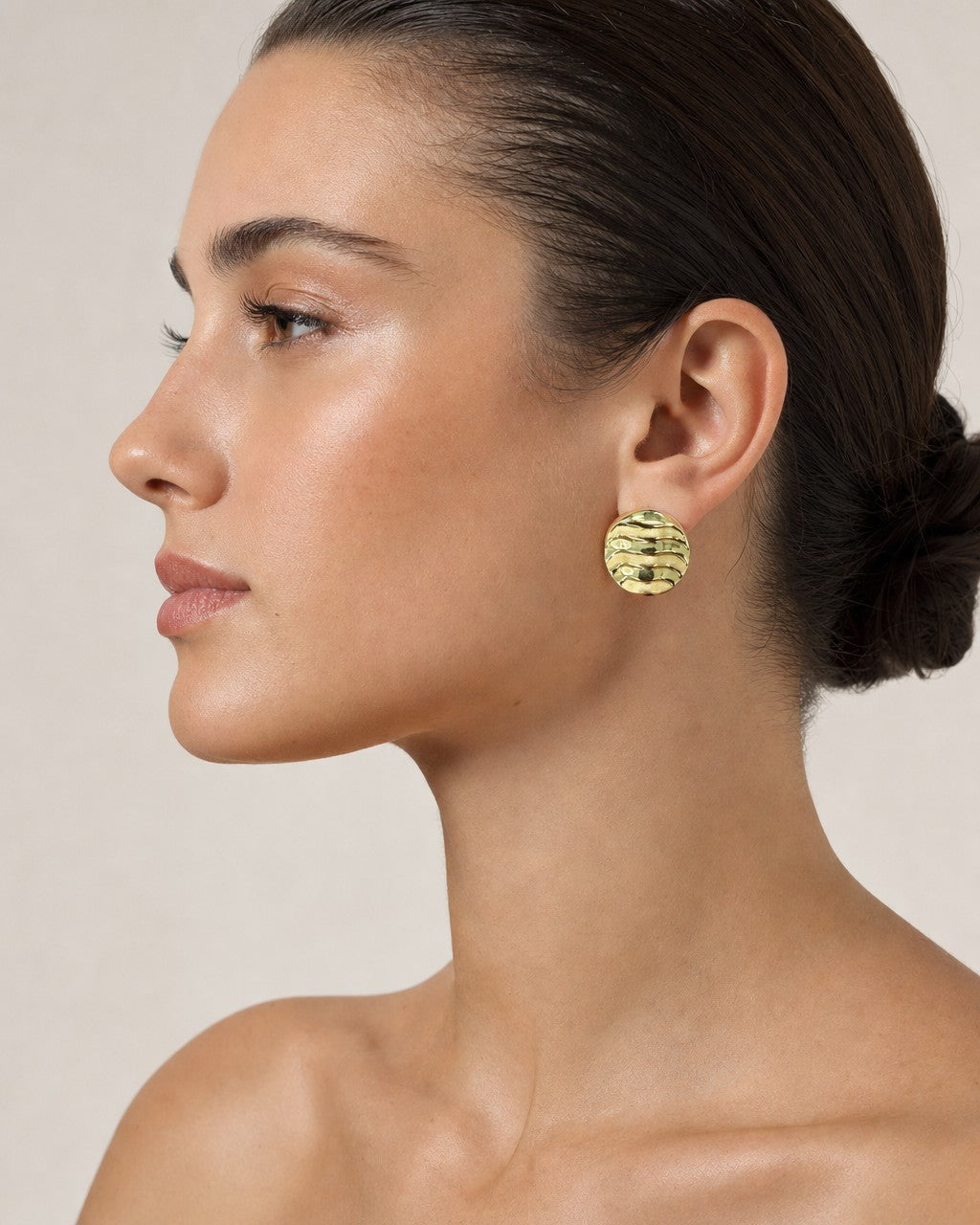 Female model wearing 18K Gold Wavy Circle Earrings
