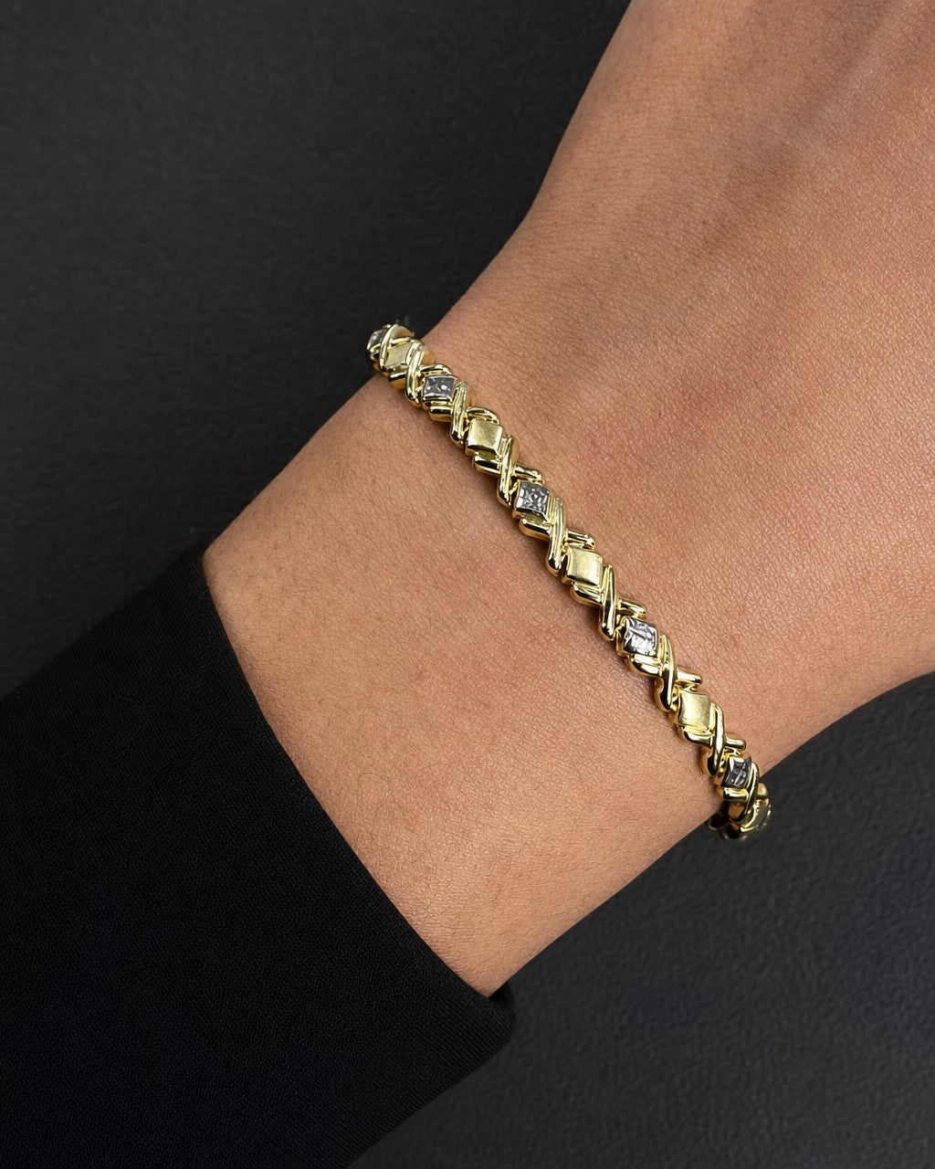 Male model wearing 10K XO Link Bracelet 7"
