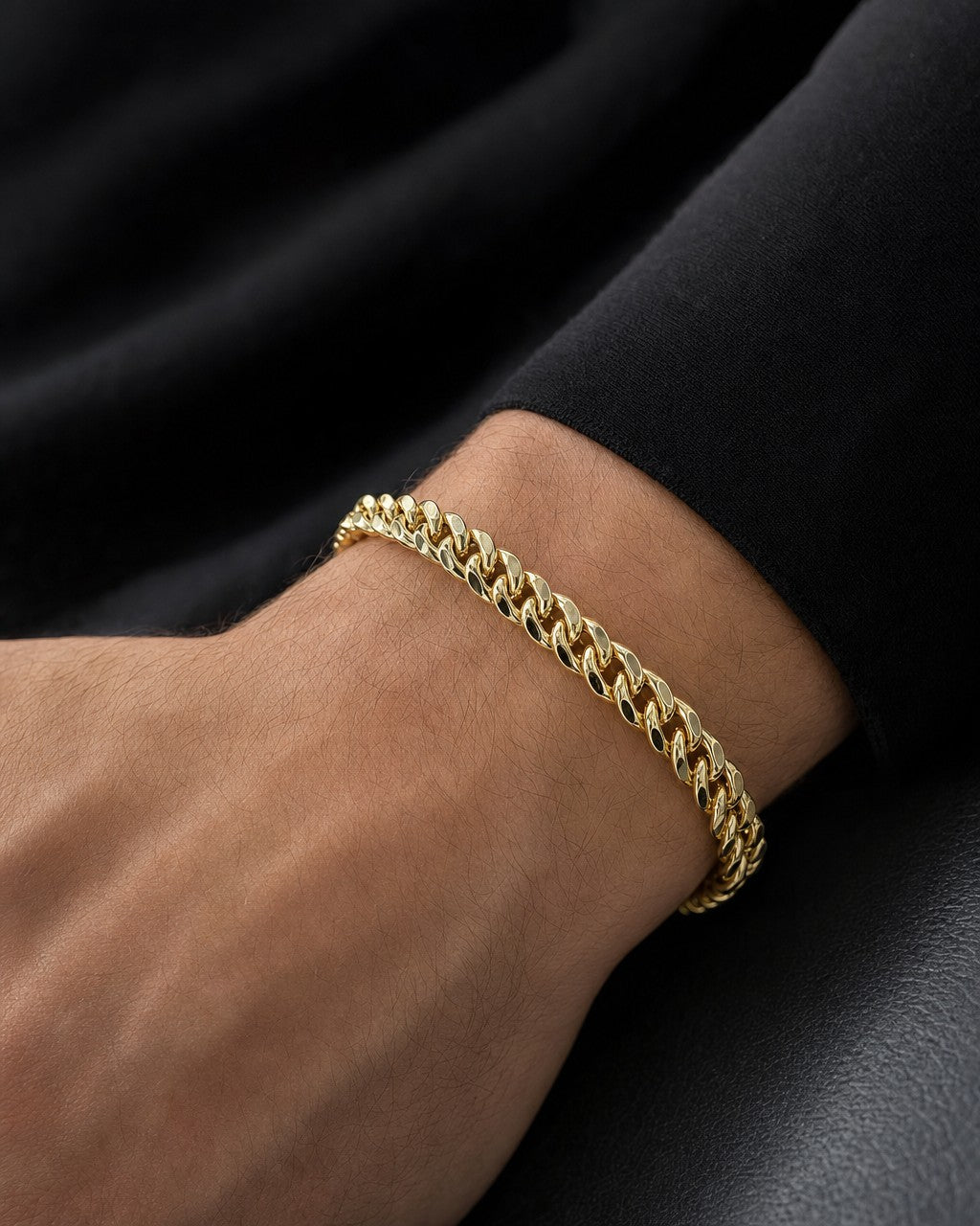 Male model wearing 10K Box Chain Link Bracelet